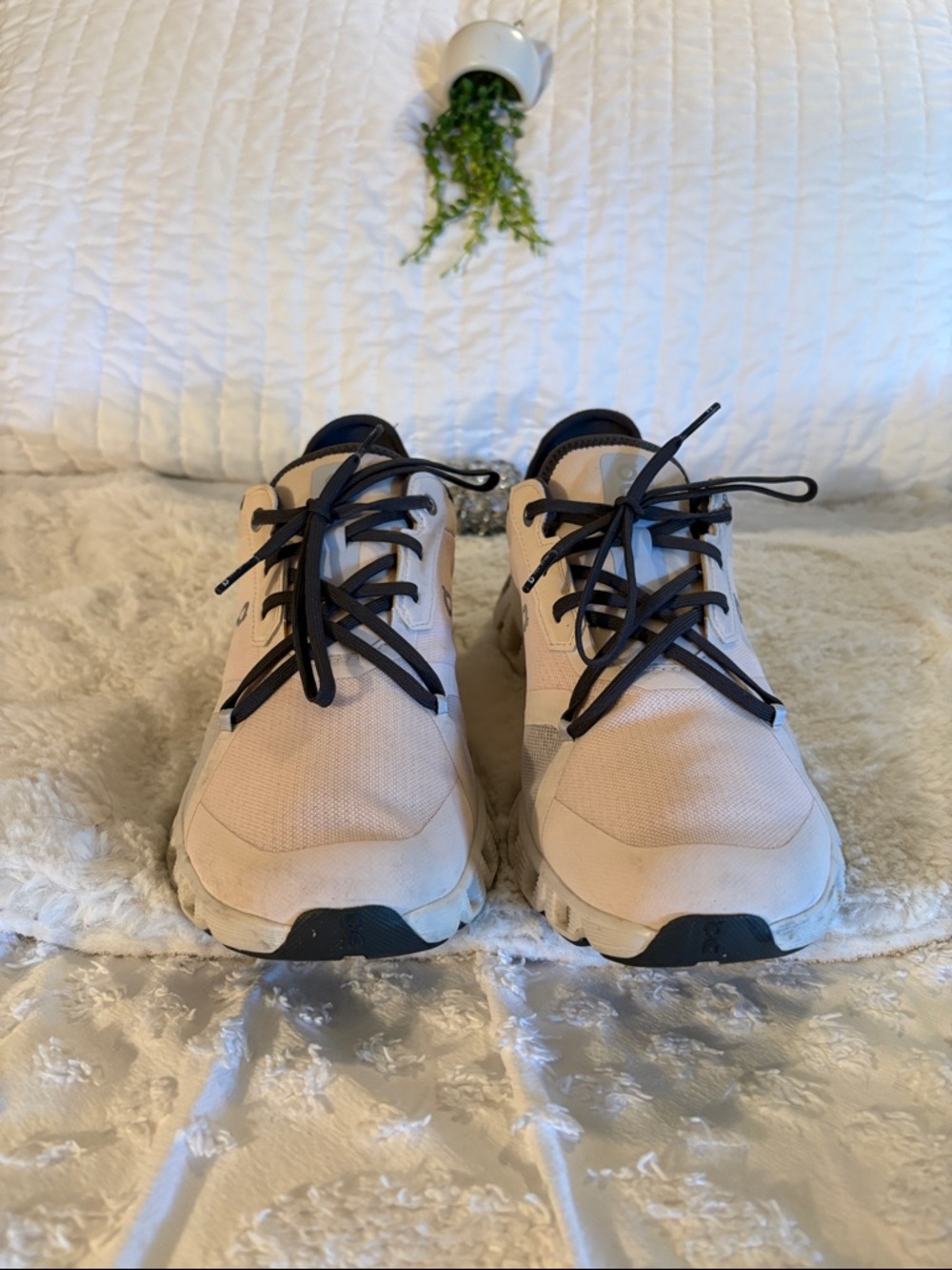 On Running Cloud 4 Sneakers in Gray and  cream color
